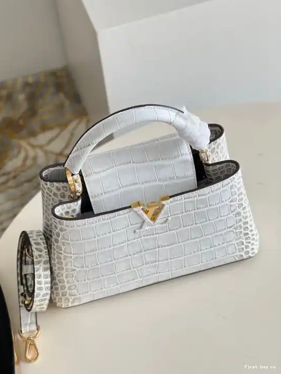 First bag ru BB CAPUCINES VUITTON LOUIS 0612
